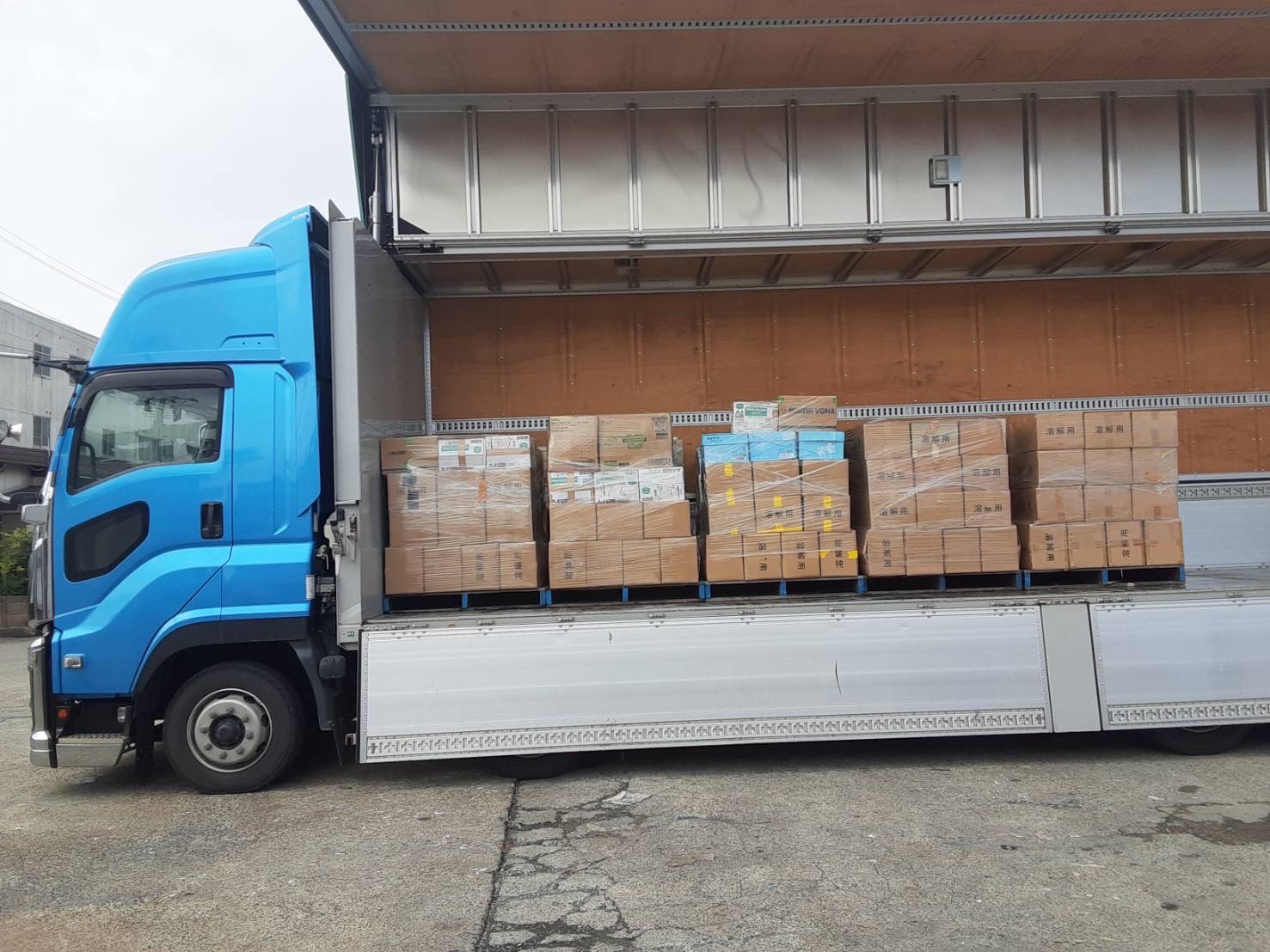 古紙の運搬作業